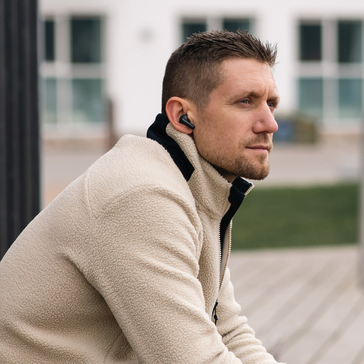 Laddningsfodral och USB-C-kabel medföljer